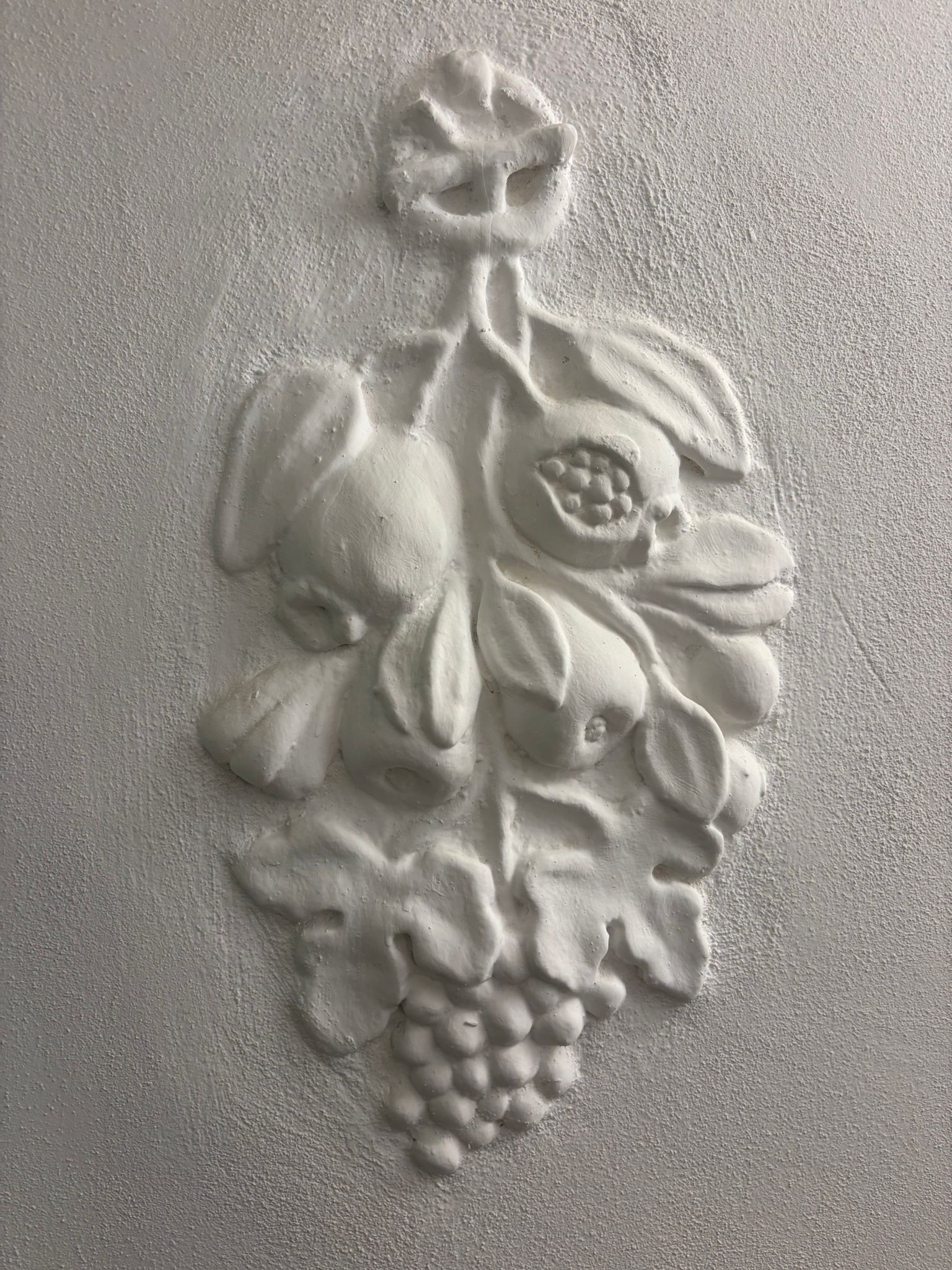 Decorazione in gesso con frutti sulla parete